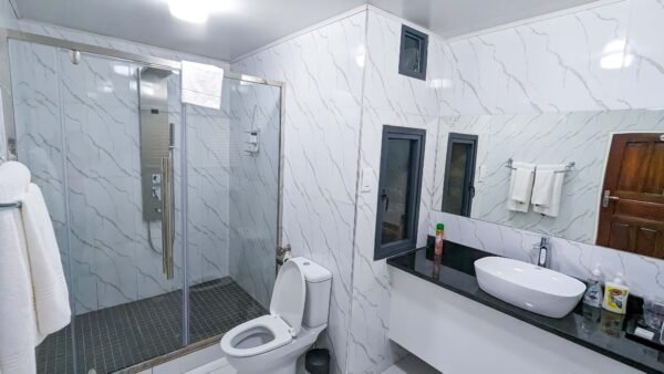 Deluxe Suite - Image 11