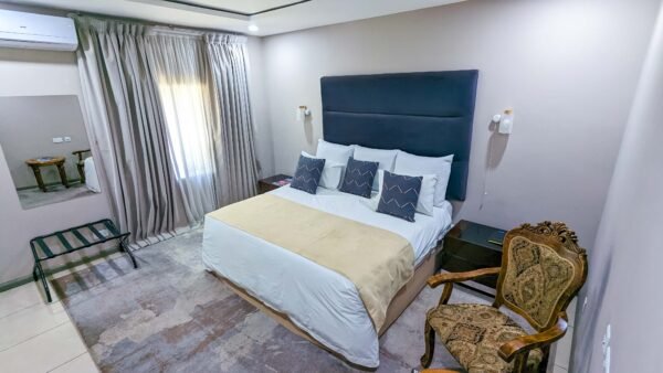 Luxury Suite - Image 4
