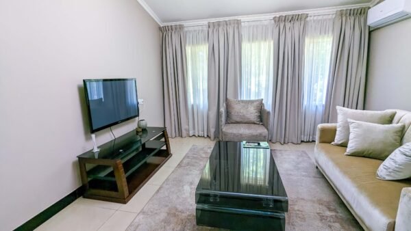 Deluxe Suite - Image 6