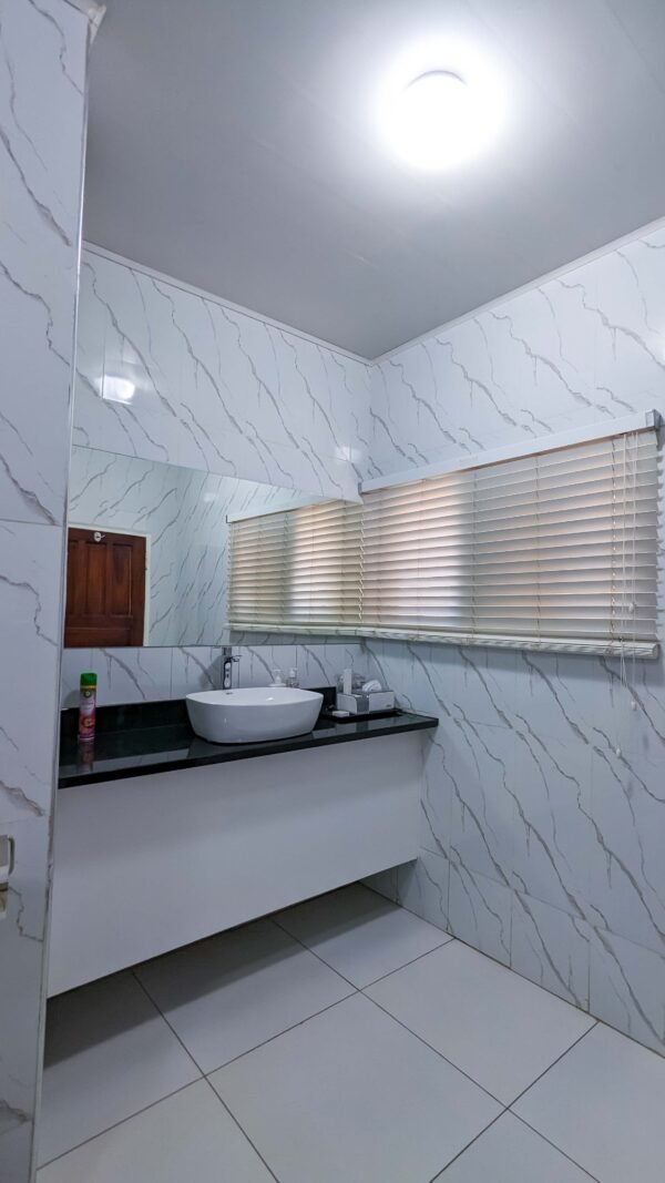 Luxury Suite - Image 16