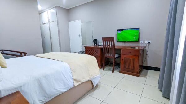 Double Room - Image 8