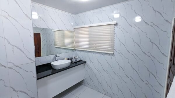 Deluxe Suite - Image 10